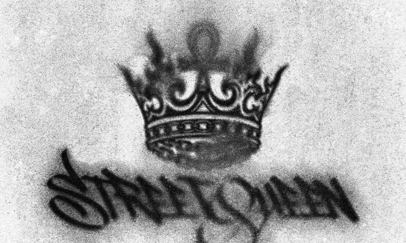 Coroa e lettering Street Queen em spray sobre concreto