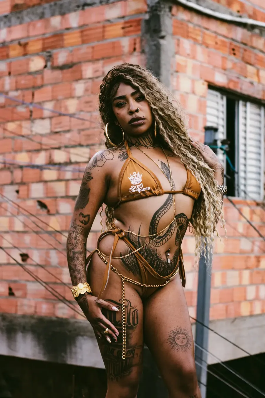 Biquíni marrom dourado realeza periférica — foto principal