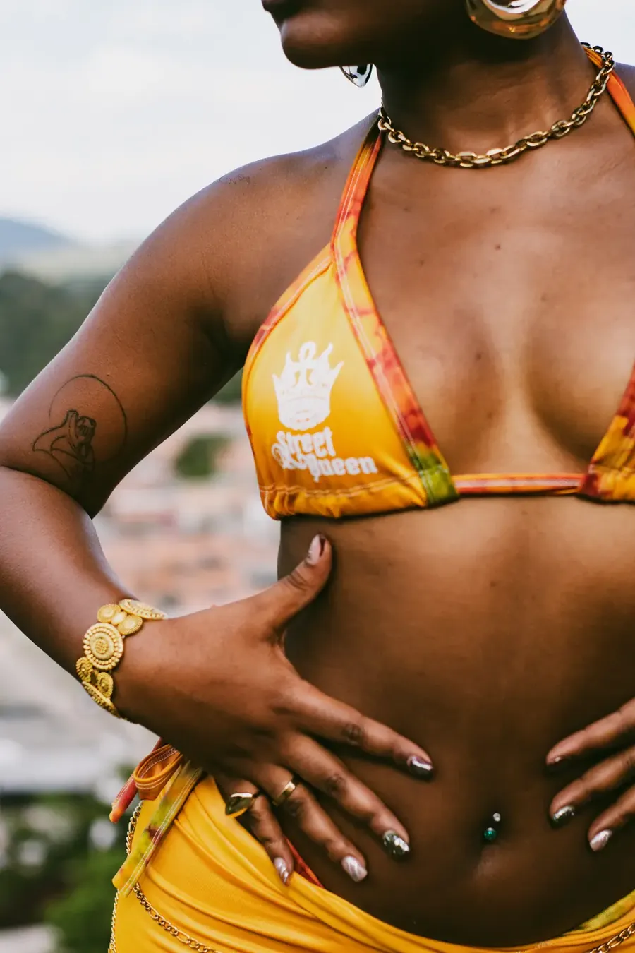 Biquíni realeza periférica dourado — foto 3