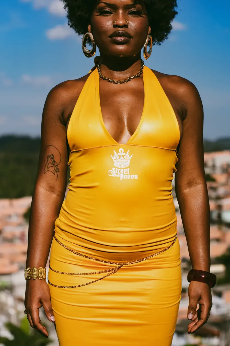 Vestido dourado como oxum realeza periférica — foto principal
