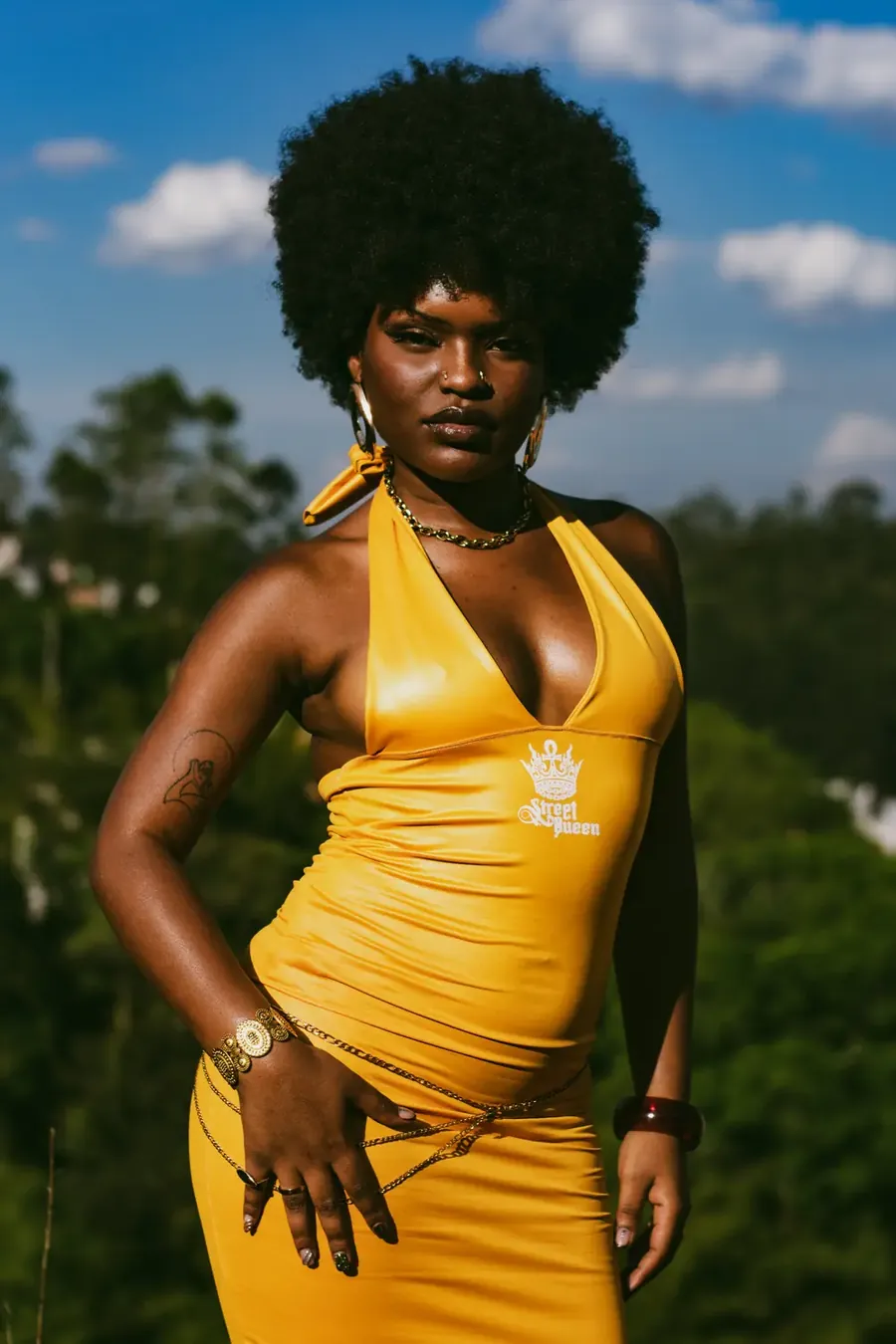 Vestido dourado como oxum realeza periférica — foto 2