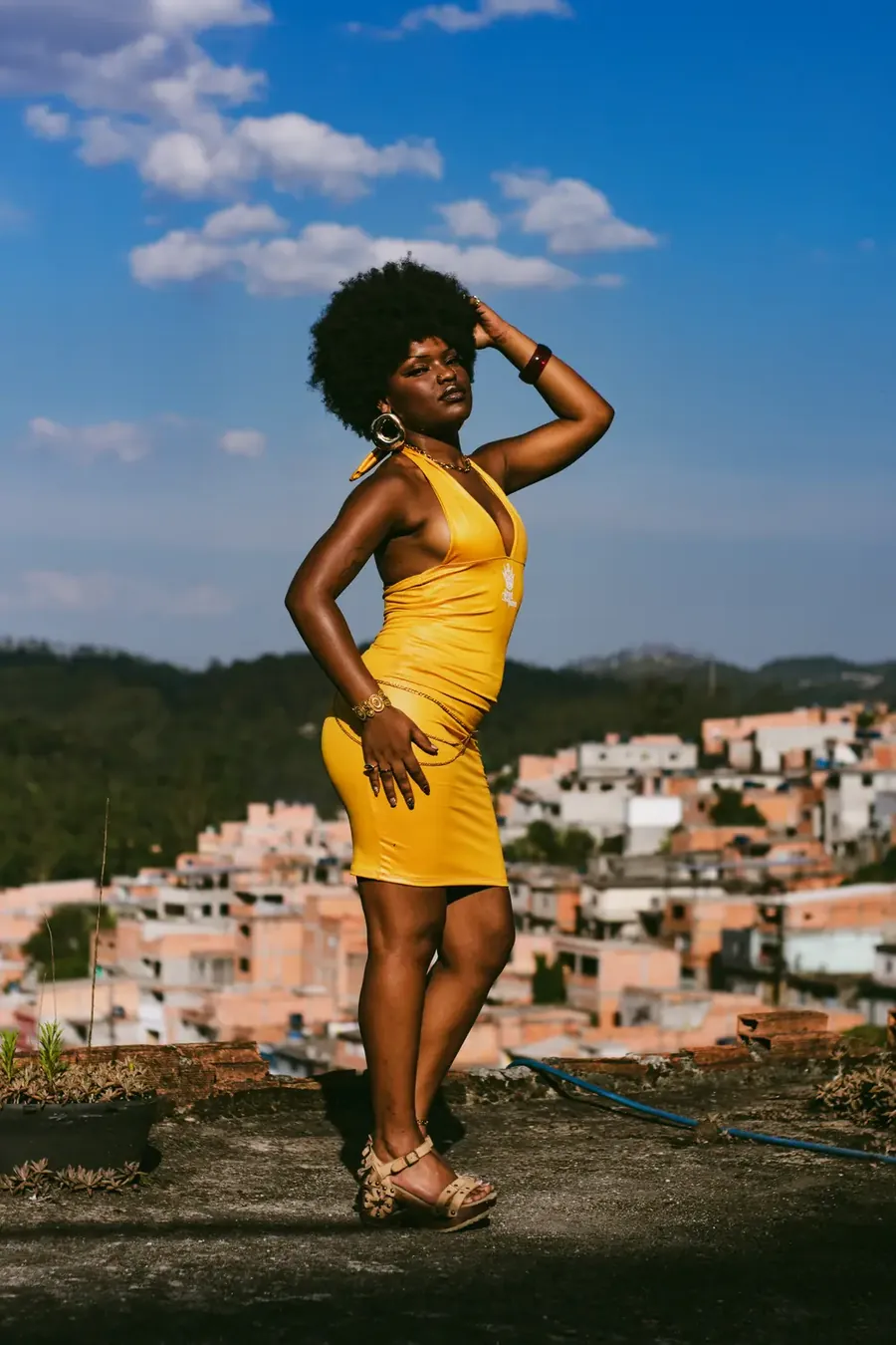 Vestido dourado como oxum realeza periférica — foto 3
