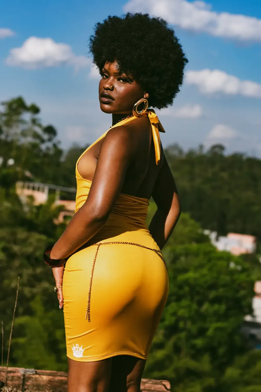 Vestido dourado como oxum realeza periférica — foto 4
