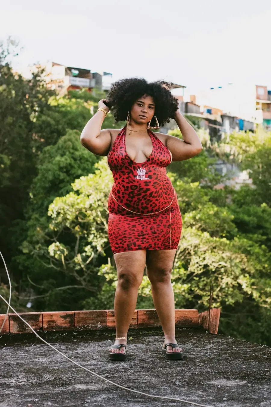 Vestido onça vermelha realeza periférica — foto principal