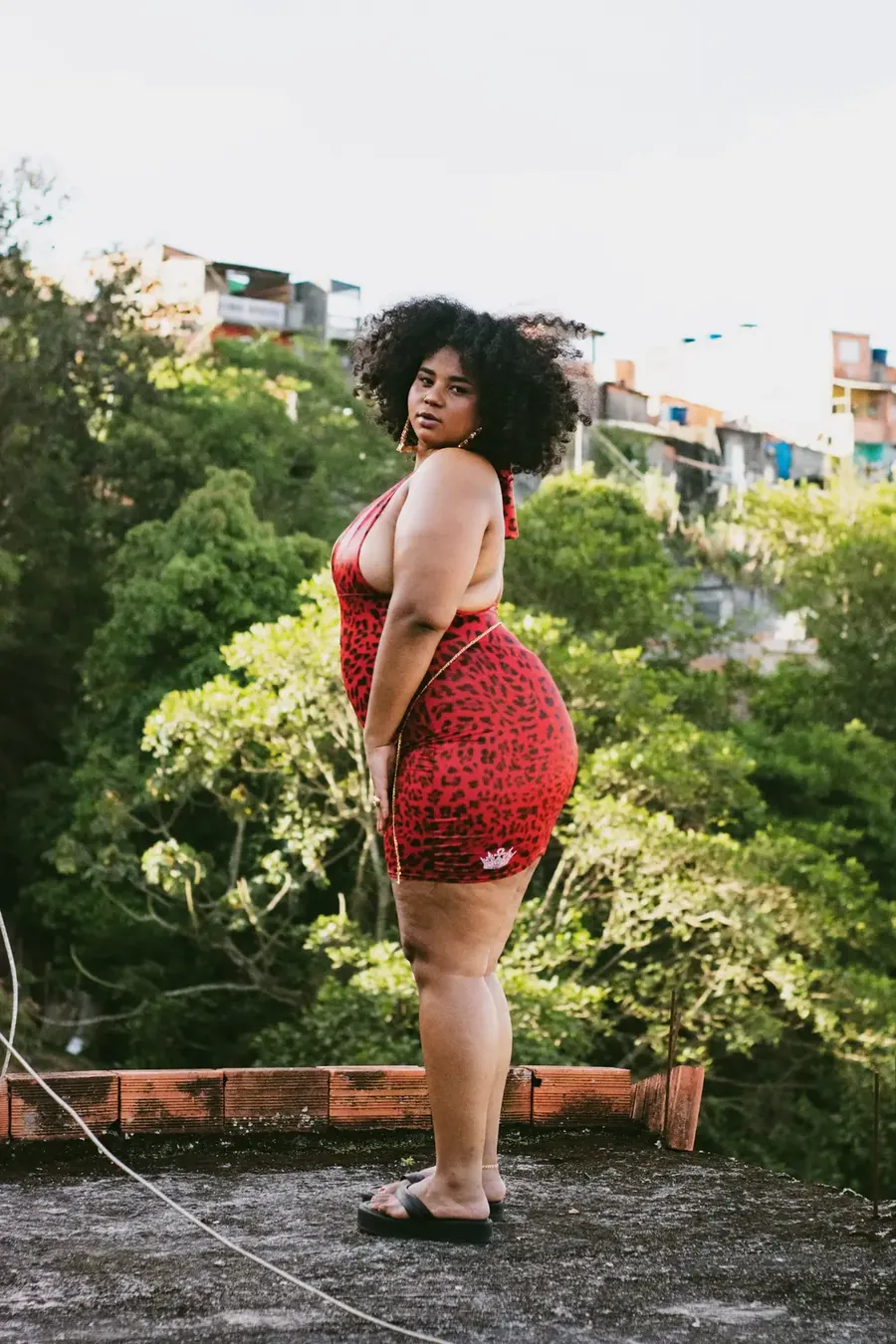 Vestido onça vermelha realeza periférica — foto 3